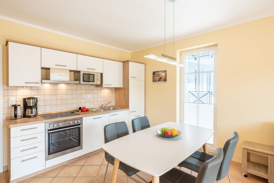 Kitchen or kitchenette, Seating area