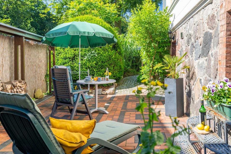 Patio, Day, Seating area, Dining area