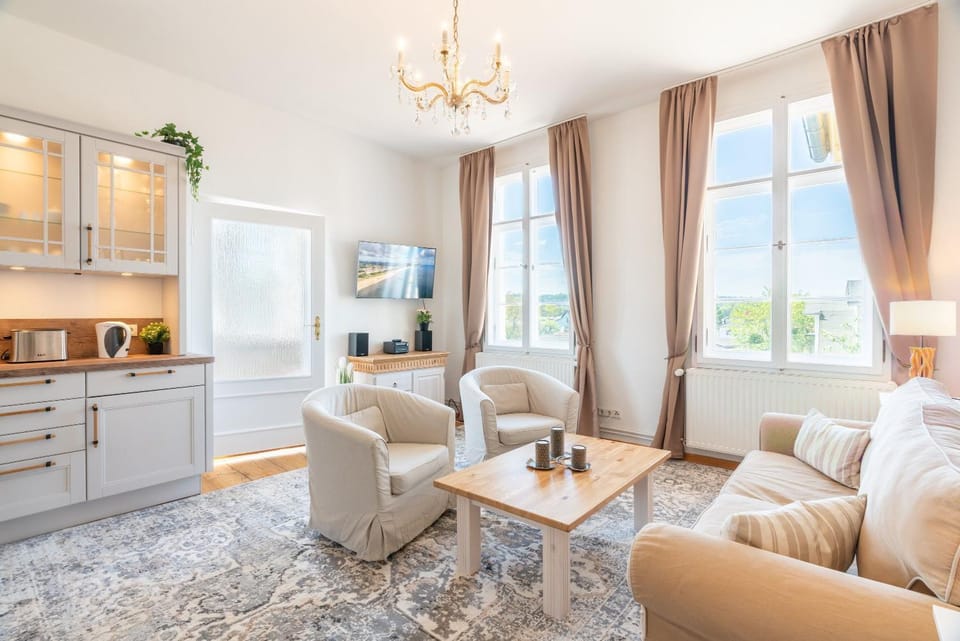 TV and multimedia, Kitchen or kitchenette, Living room