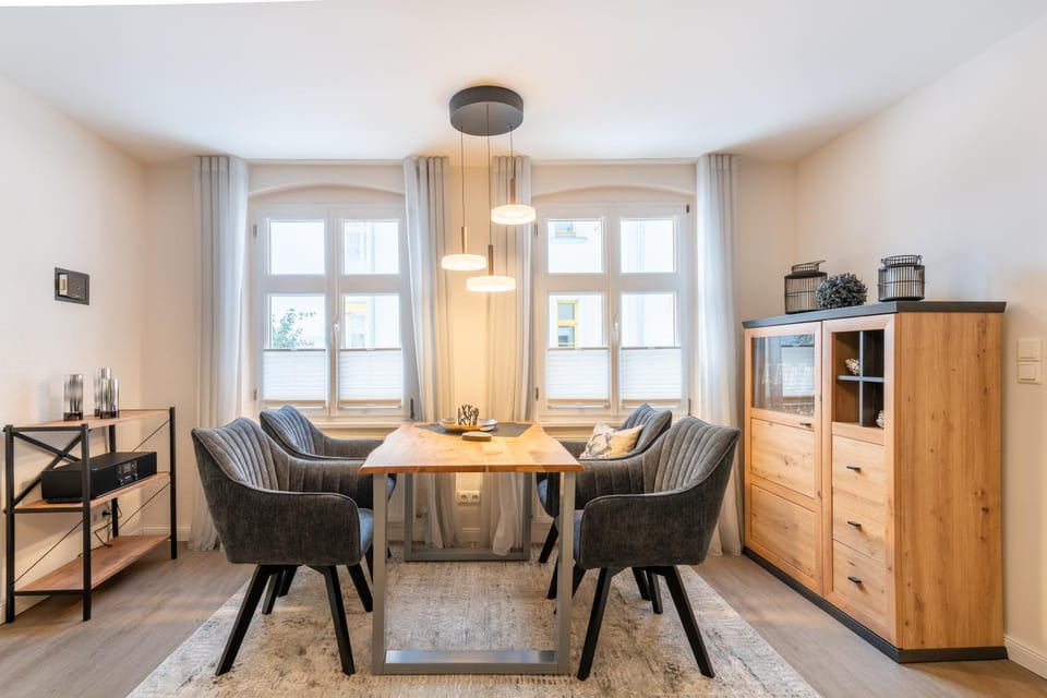 Seating area, Dining area