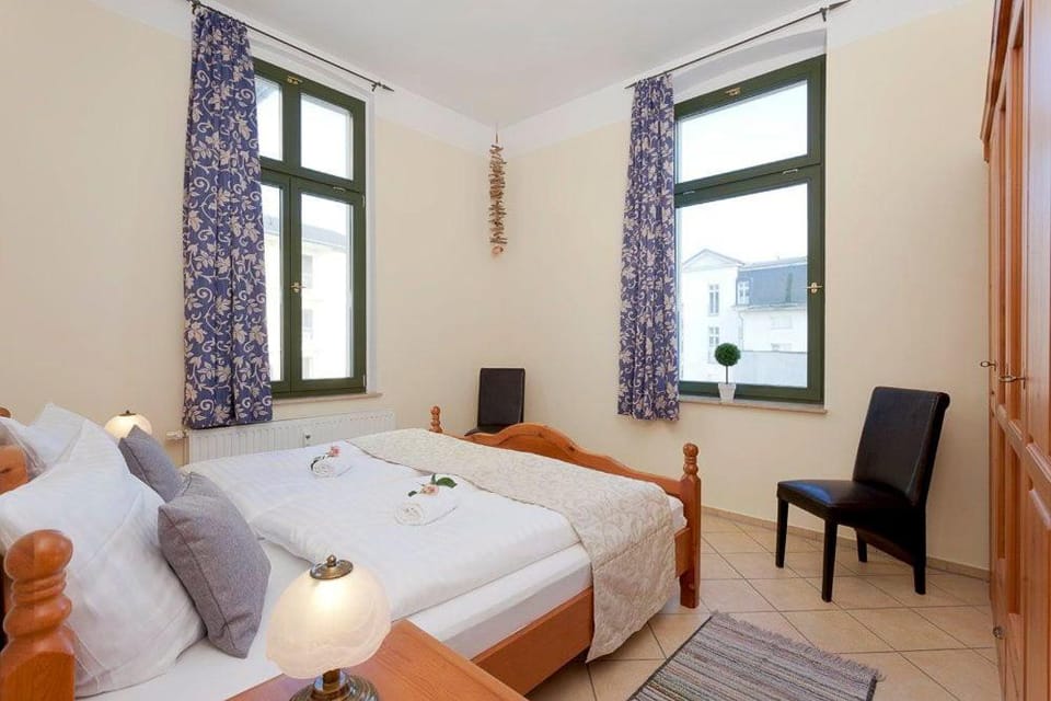 Bed, Photo of the whole room, Seating area, Bedroom