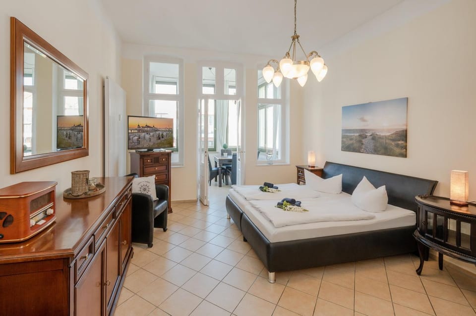 Bed, Photo of the whole room, Seating area