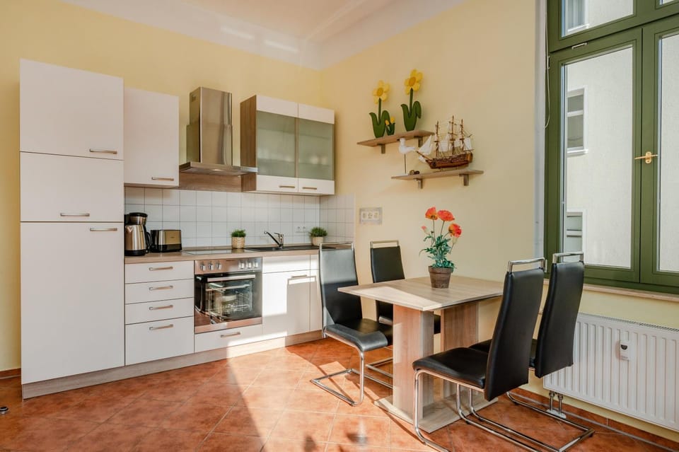 Kitchen or kitchenette, Dining area, stove