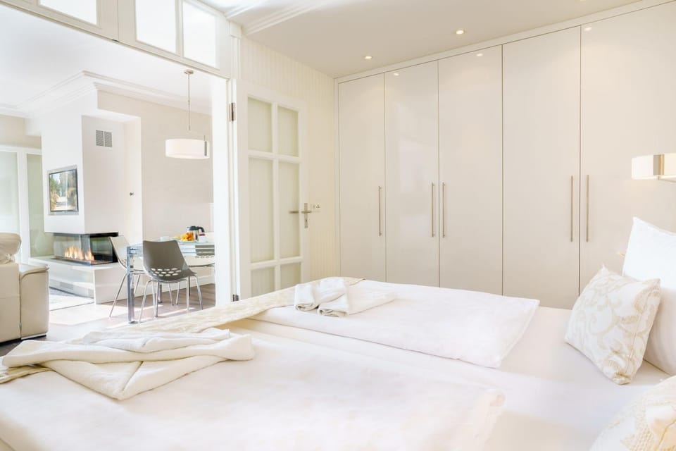 Bed, Photo of the whole room, Seating area, Bedroom