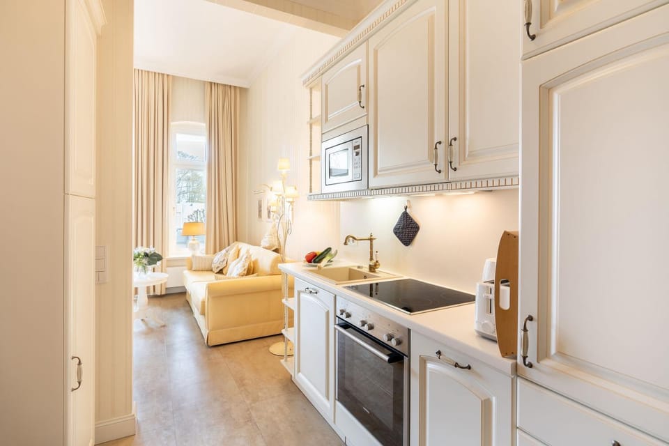 Kitchen or kitchenette, Seating area, oven, stove