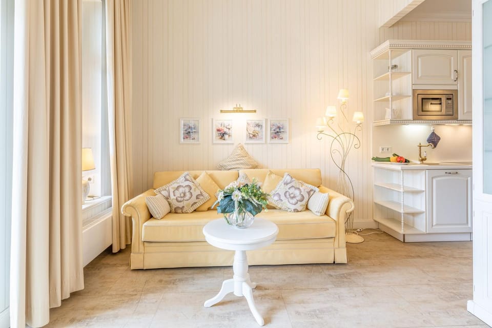 Living room, Photo of the whole room, Seating area