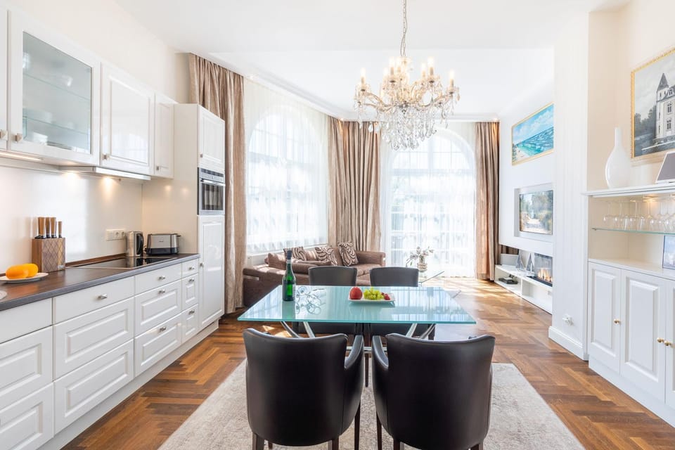 Coffee/tea facilities, Kitchen or kitchenette, Dining area, oven, stove