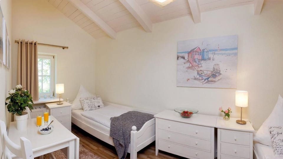Bed, Photo of the whole room, Seating area, Bedroom