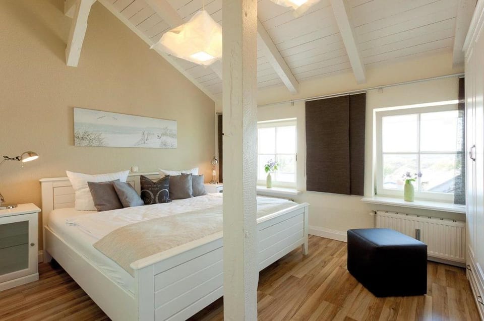 Bed, Photo of the whole room, Seating area, Bedroom, towels