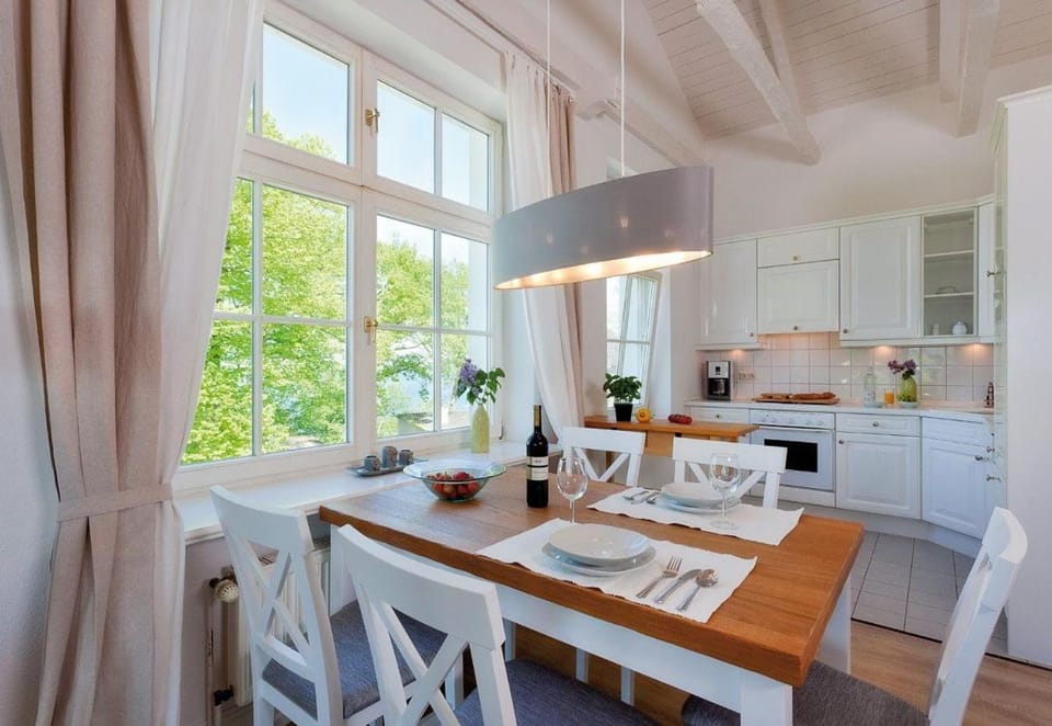 Kitchen or kitchenette, Dining area, stove