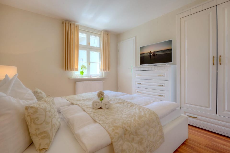 Bed, Photo of the whole room, Seating area, Bedroom