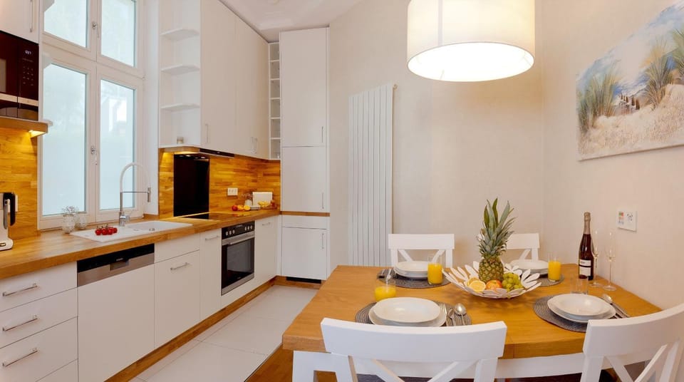 Kitchen or kitchenette, Food and drinks, Dining area, Food, oven, stove