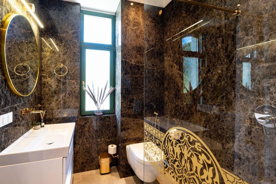 Shower, Toilet, Bathroom, towels