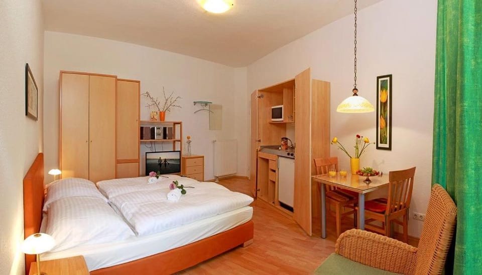 Bed, Living room, Photo of the whole room, Seating area, Bedroom