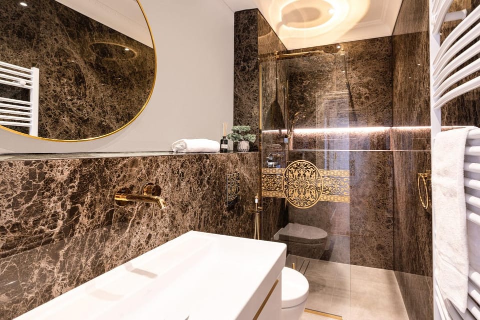 Shower, Toilet, Bathroom, towels