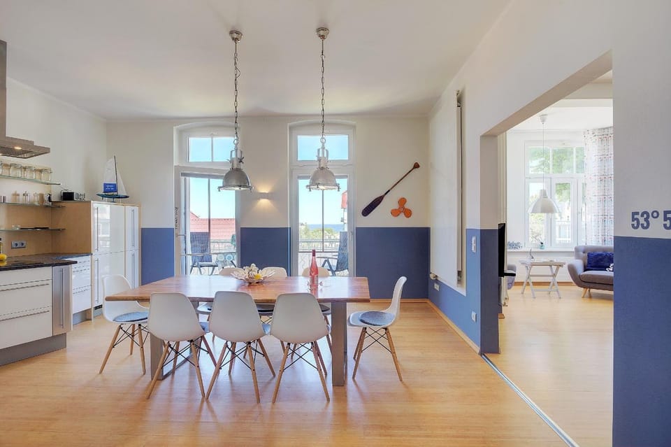 Kitchen or kitchenette, Seating area, Dining area, stove