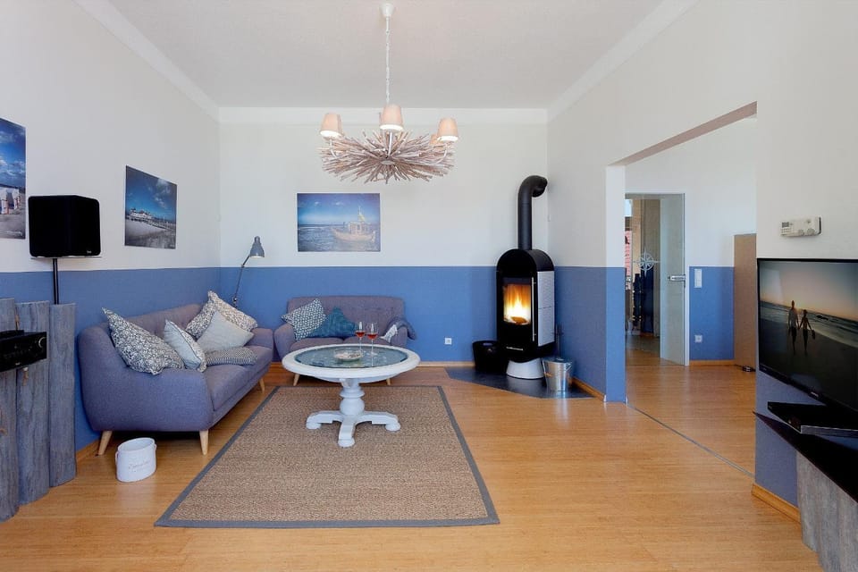 Communal lounge/ TV room, TV and multimedia, Living room, Seating area, Evening entertainment