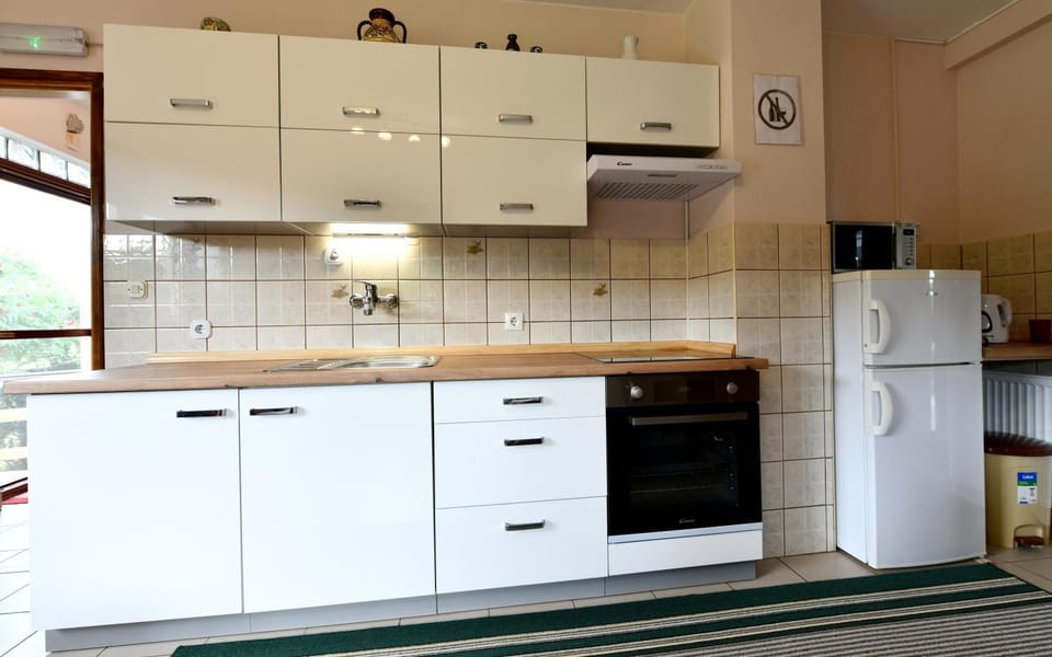Kitchen or kitchenette, oven