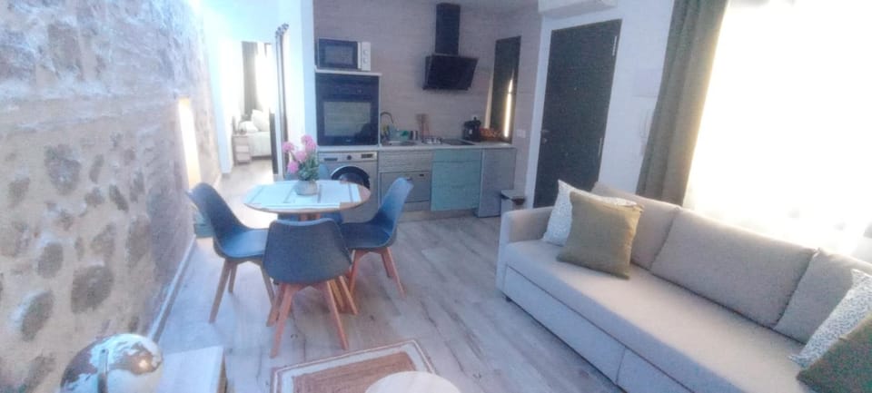 Kitchen or kitchenette, Living room, Seating area, Dining area