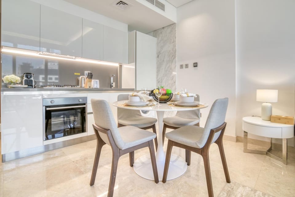 Canal-View Serenity: Modern Studio in Sterling Apartment in Dubai