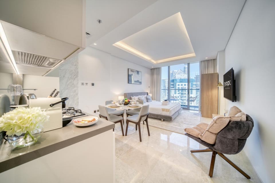 Canal-View Serenity: Modern Studio in Sterling Apartment in Dubai