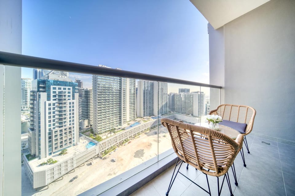 Canal-View Serenity: Modern Studio in Sterling Apartment in Dubai