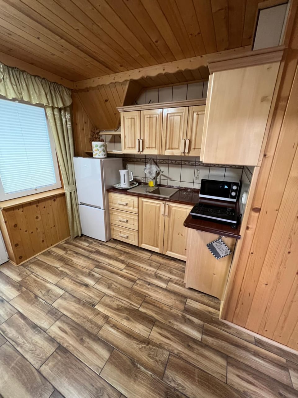 Kitchen or kitchenette, pet friendly, stove