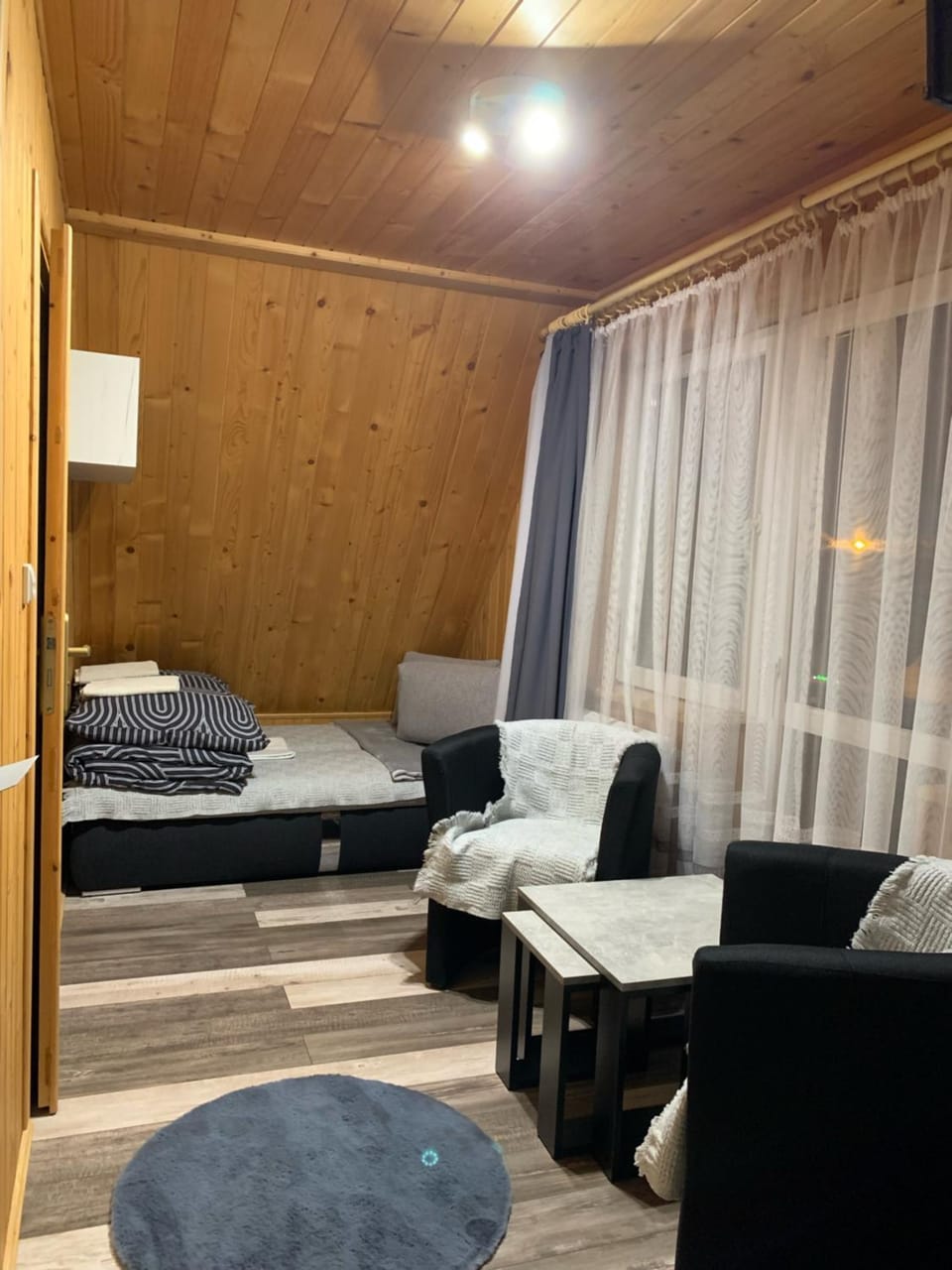 Bed, Photo of the whole room, Seating area