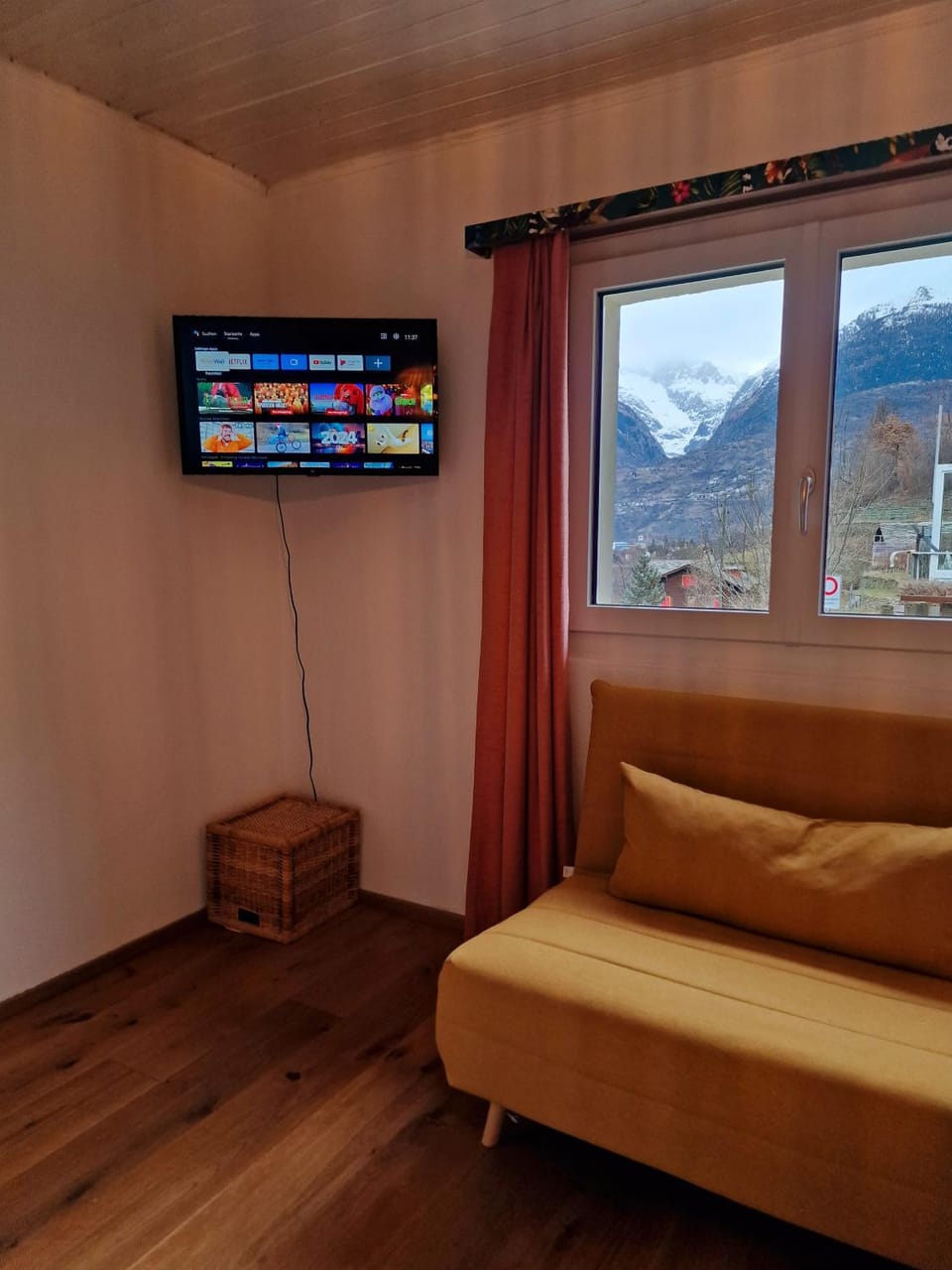 Natural landscape, TV and multimedia, Living room, Seating area, Evening entertainment, Mountain view