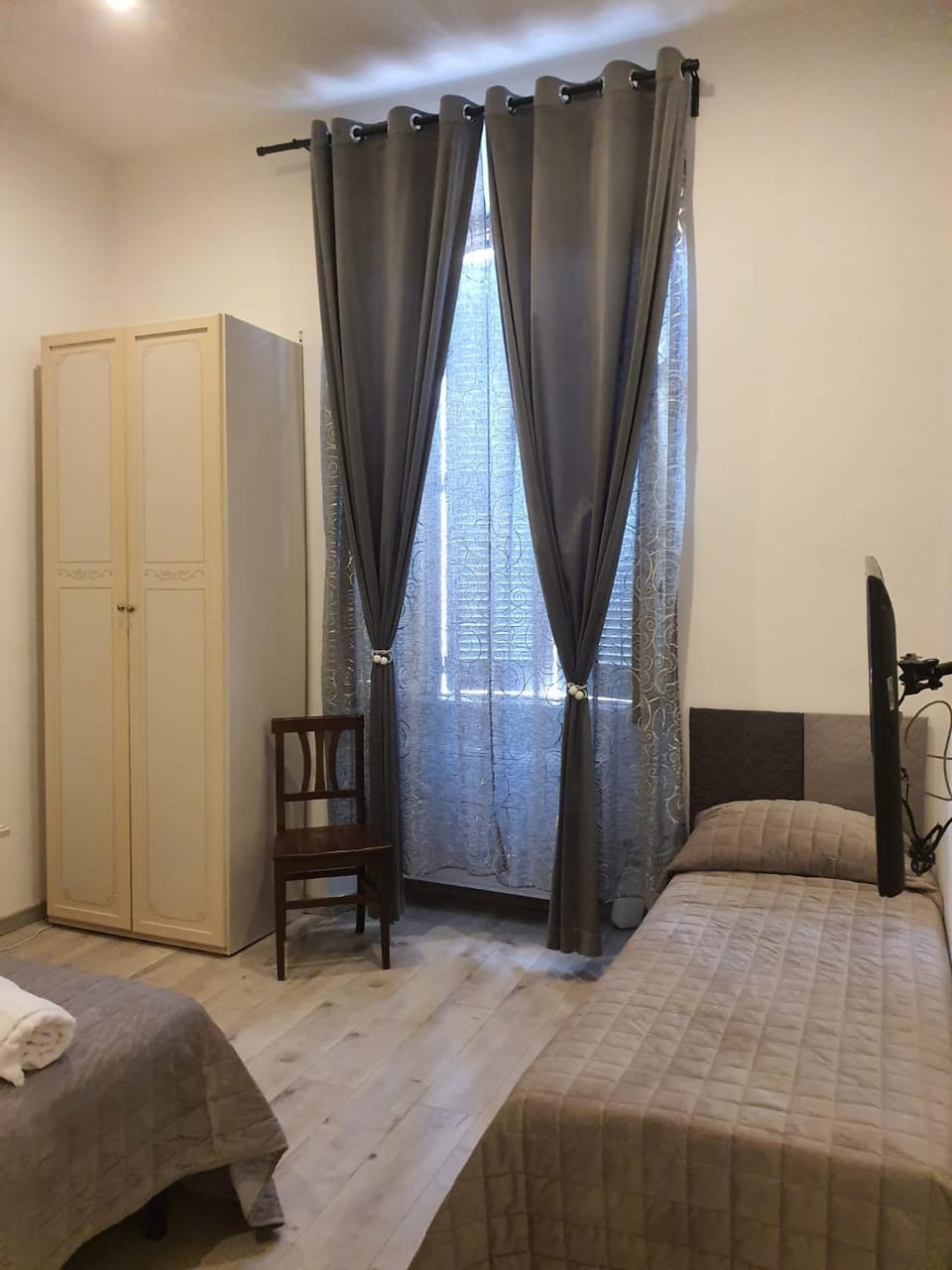 Bed, TV and multimedia, wardrobe