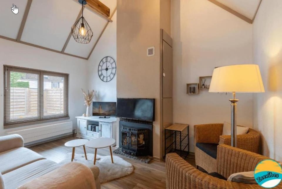 TV and multimedia, Living room, Photo of the whole room, Seating area, fireplace