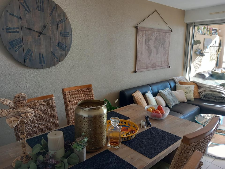 T3 vue mer - terrasse couverte, piscine, parking, proche du centre ville. Apartment in Occitanie