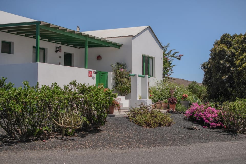 Property building, Facade/entrance, Garden