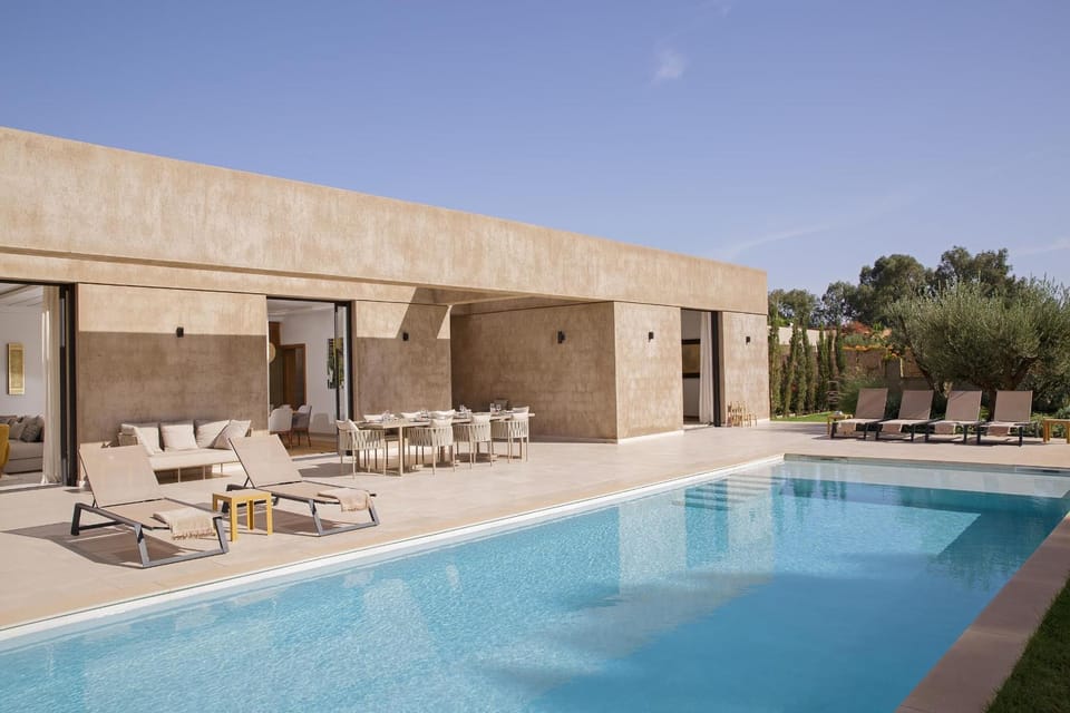 Dining area, Swimming pool, sunbed