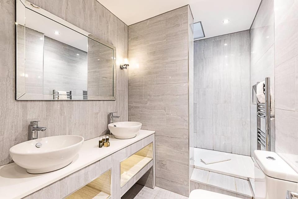 Beautiful Two Bedroom Abode in Notting Hill Apartment in City of Westminster