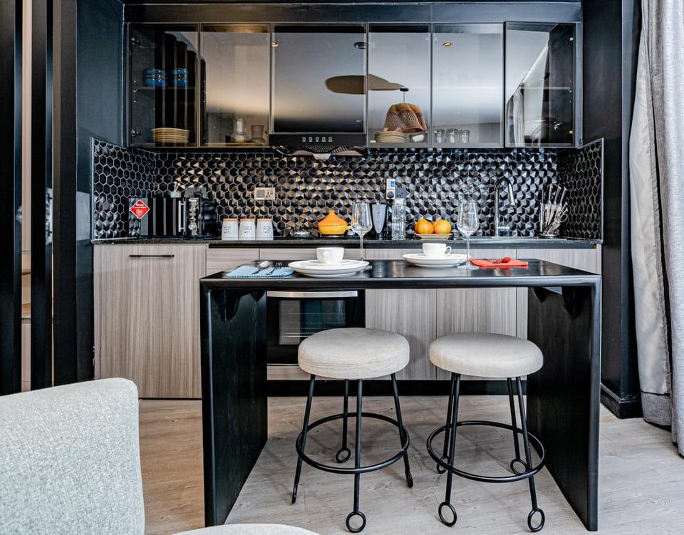 Kitchen or kitchenette, Dining area, minibar, pet friendly, stove