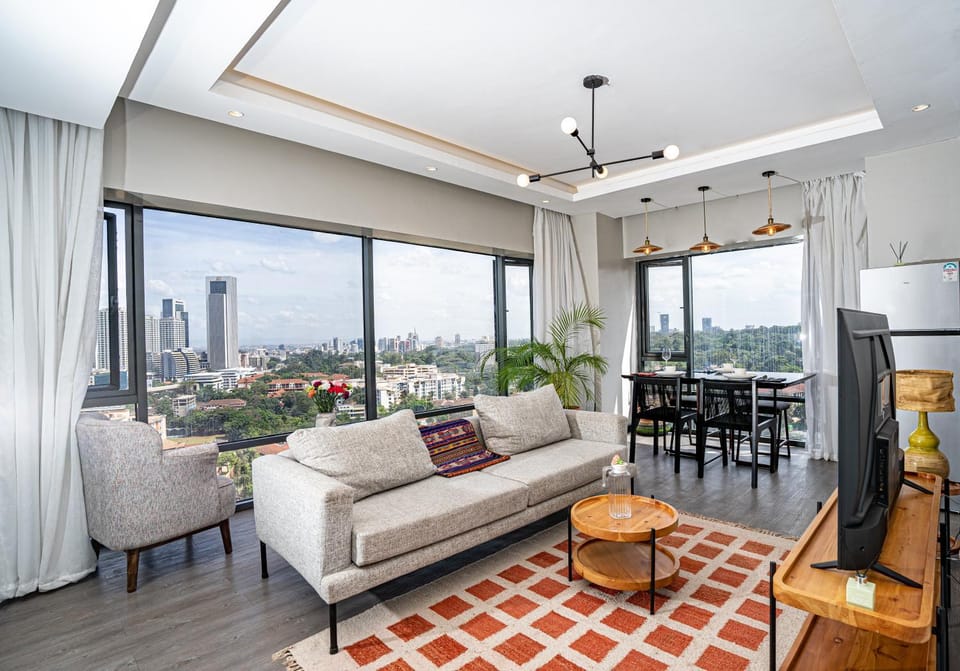 View (from property/room), Balcony/Terrace, Living room, Seating area, Dining area, City view