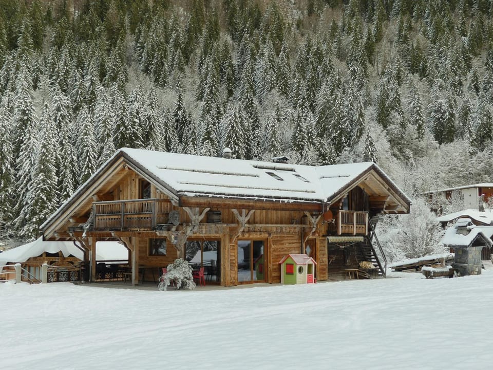 Property building, Day, Natural landscape, Winter, Balcony/Terrace, Mountain view