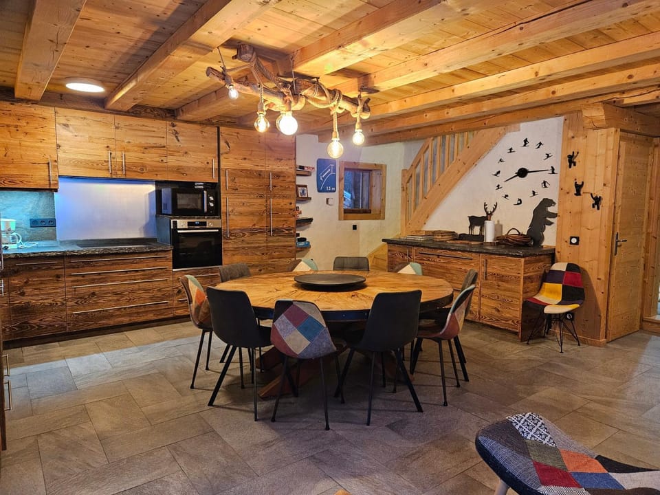 Kitchen or kitchenette, Dining area