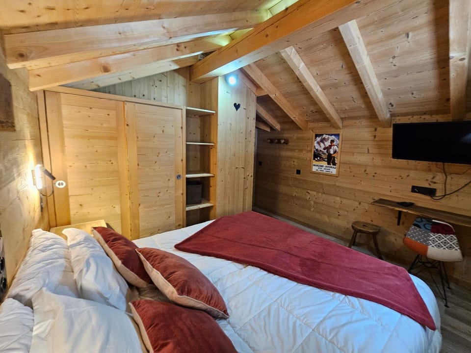 Bed, Photo of the whole room, Bedroom