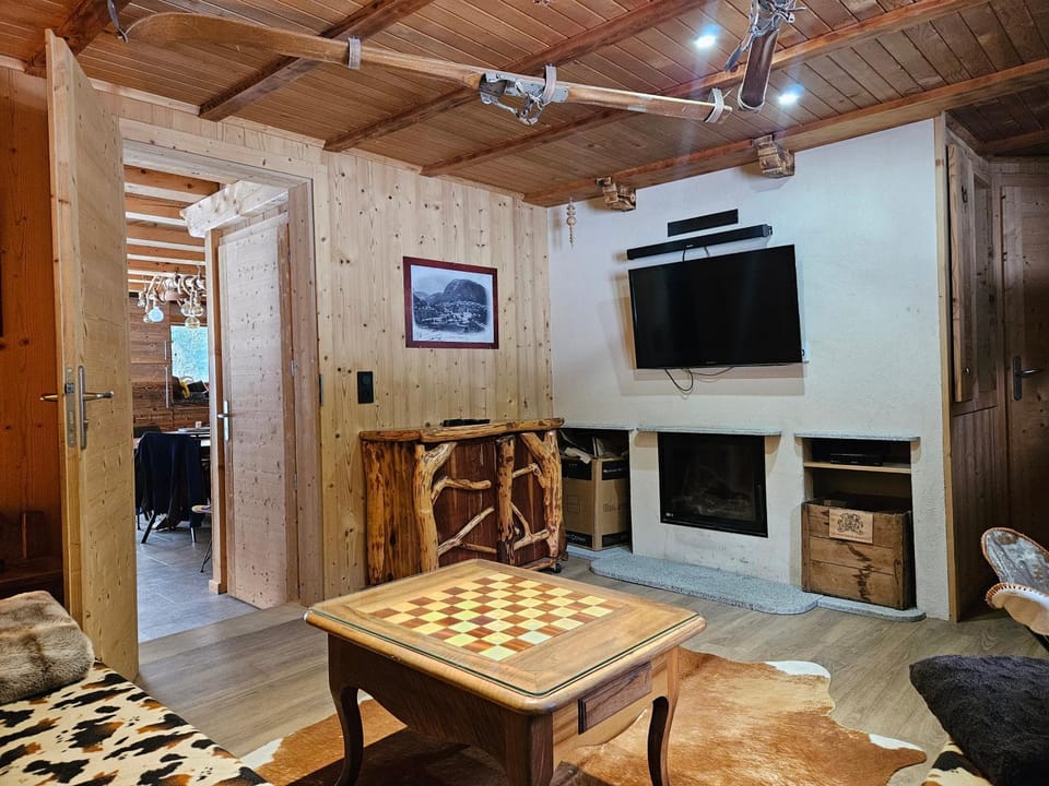 Communal lounge/ TV room, TV and multimedia, Living room, Seating area, Bedroom, fireplace