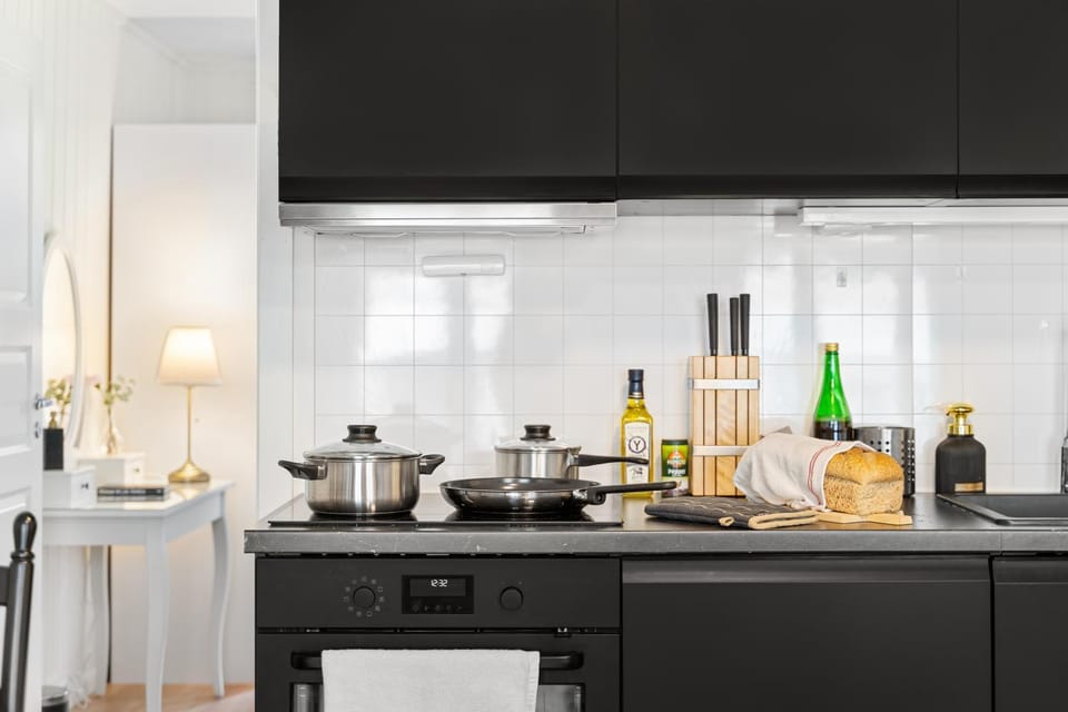 Kitchen or kitchenette, Food and drinks, Drinks, stove