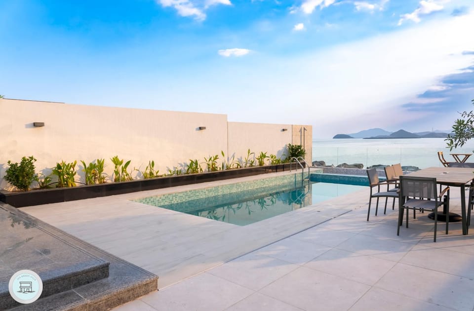 Pool view, Sea view