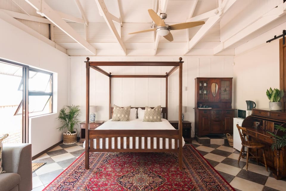 Bed, Photo of the whole room, Seating area, Bedroom, fireplace