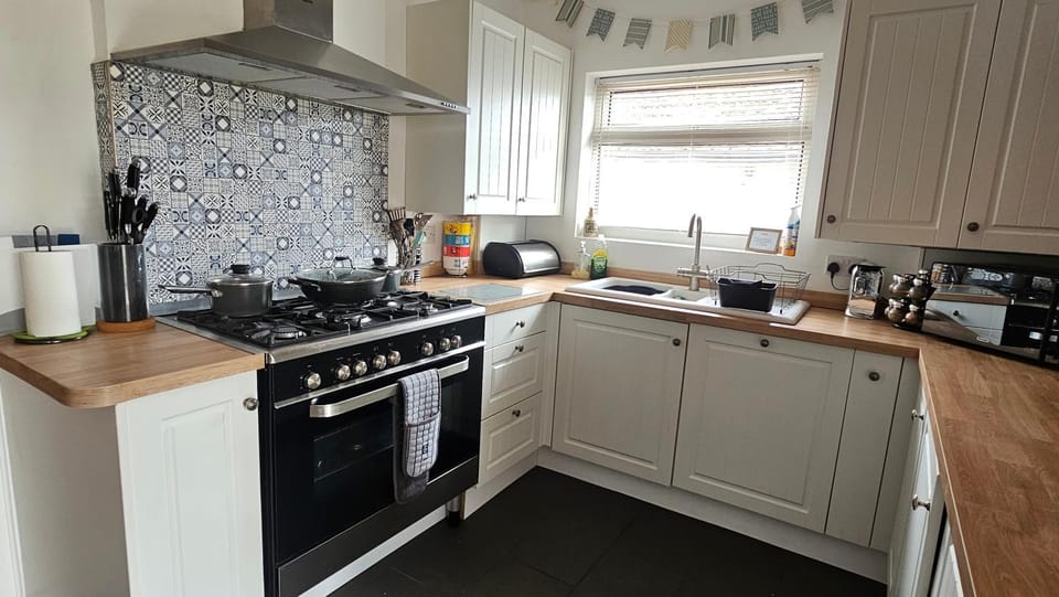 Sunny Family Residence with parking. Jacuzzi bath perfect for relaxing and unwinding House in Whitstable