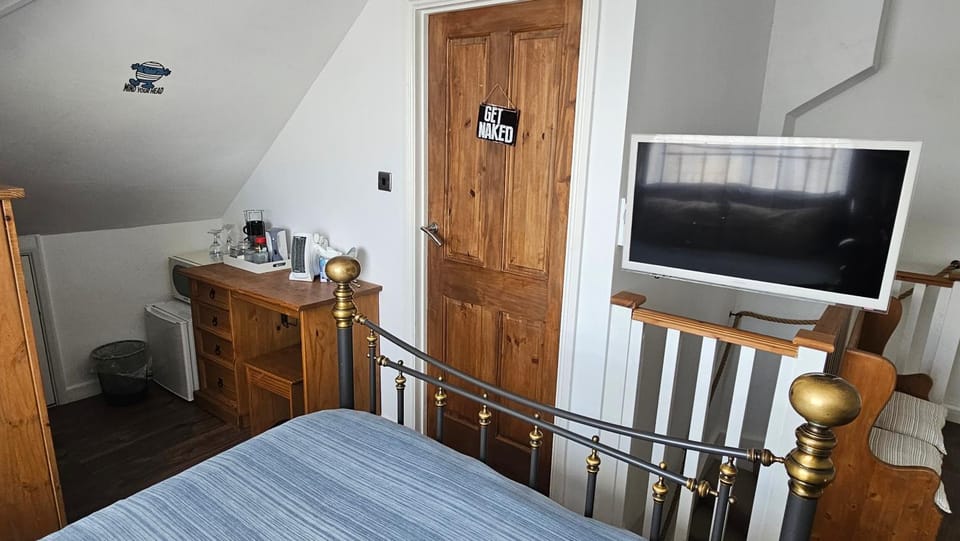 Sunny Family Residence with parking. Jacuzzi bath perfect for relaxing and unwinding House in Whitstable