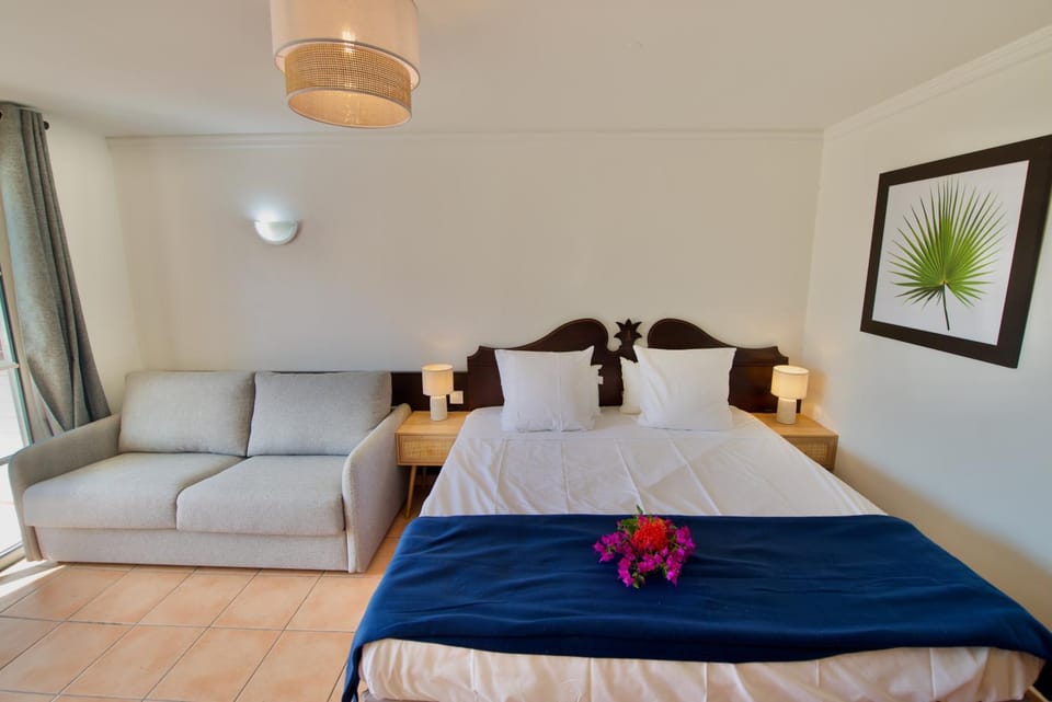 Bed, Living room, Photo of the whole room, Bedroom