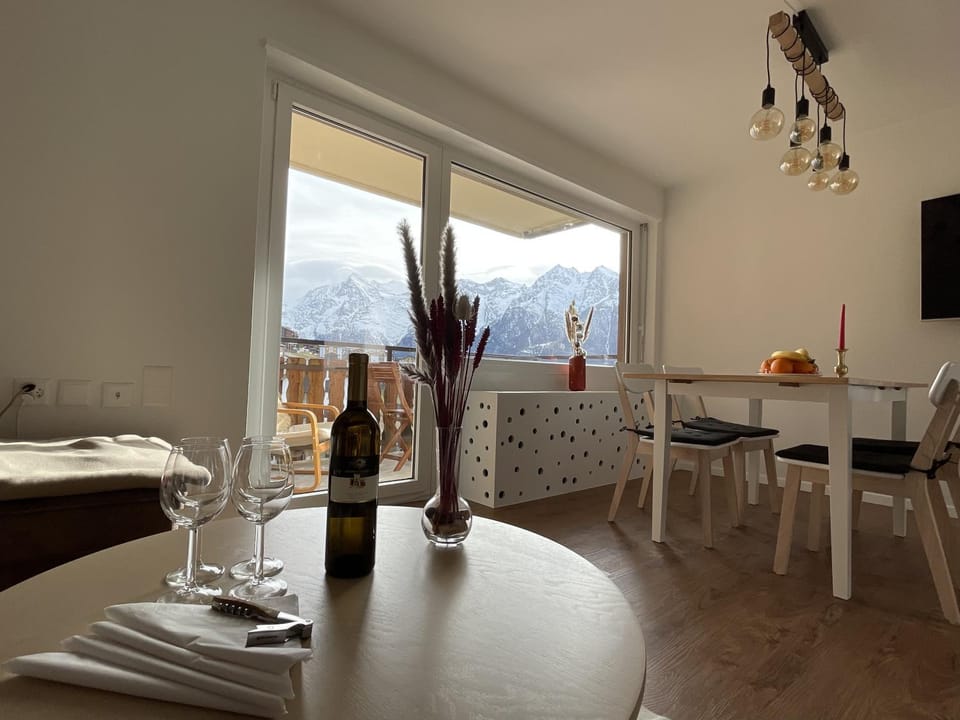 Living room, Mountain view, Drinks