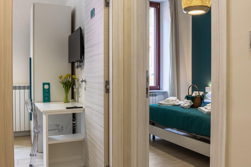 Bed, TV and multimedia, Photo of the whole room, Bedroom, hair dresser, towels