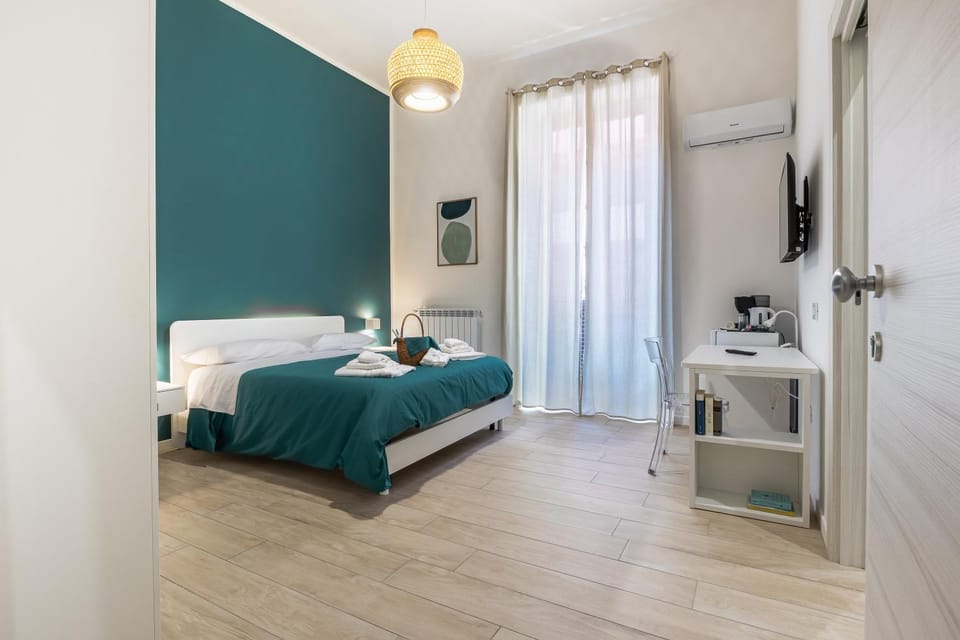 Bed, Photo of the whole room, Bedroom, hair dresser, towels